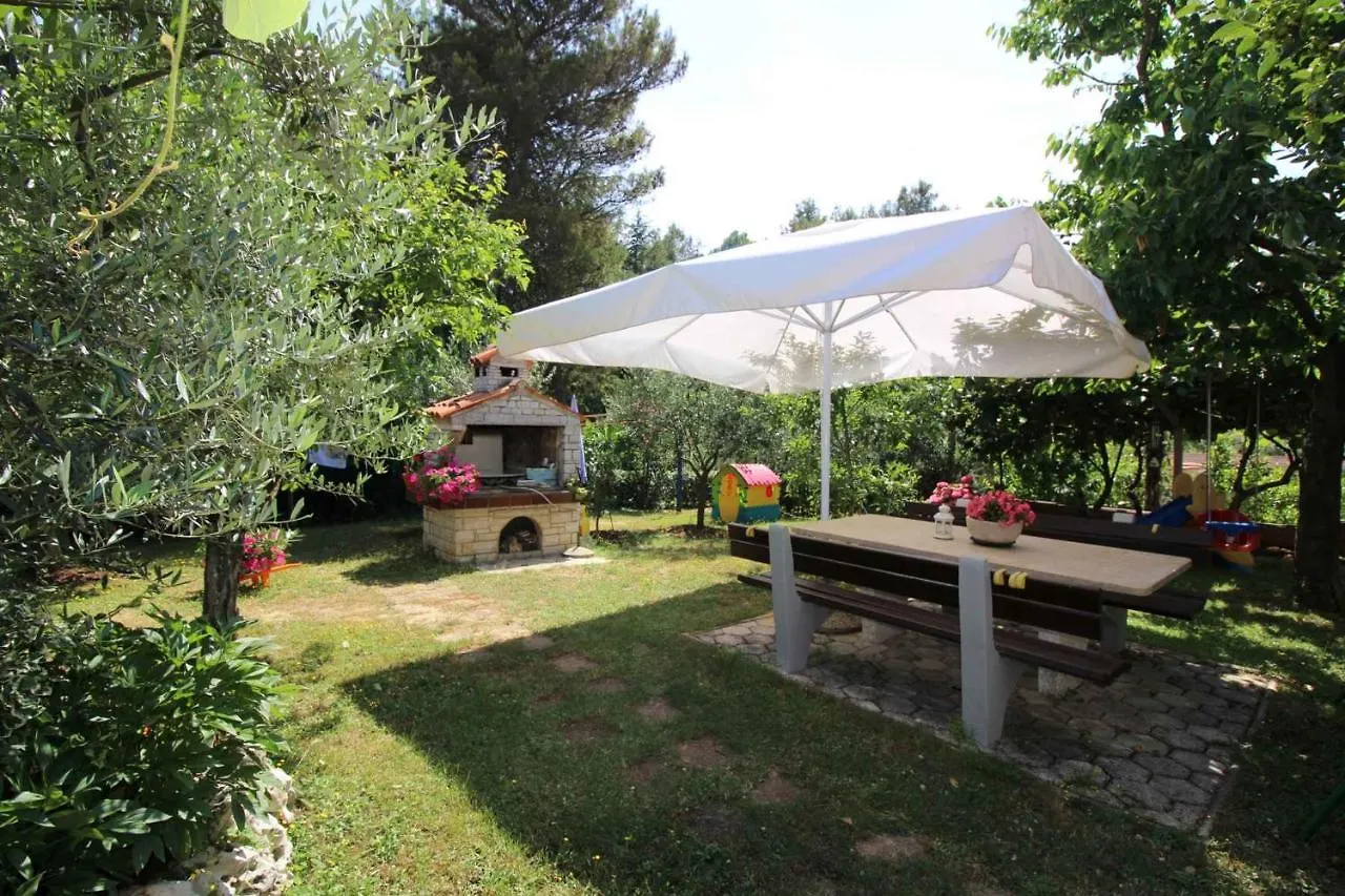 Apartment In Porec/Istrien 40339 포레치